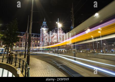 Sentiers de tramway en face de la gare Amsterdam Centraal la nuit photographiée le 27 mai 2024 aux pays-Bas. Banque D'Images