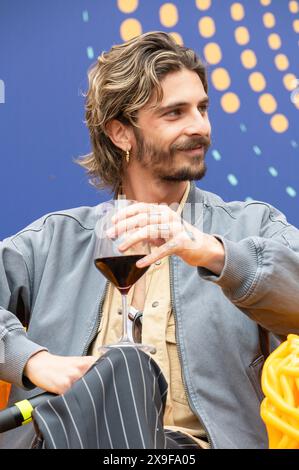 Le chanteur italien Alessandro de Santis, membre du groupe musical Santi Francesi, lors de sa participation au Festival de télévision Dogliani en mai 2024 Banque D'Images