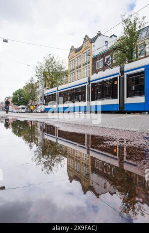 Réflexions d'un tramway le long vu le long de Rozengracht dans le quartier Jordaan d'Amsterdam (pays-Bas) vu le 29 mai 2024. Banque D'Images