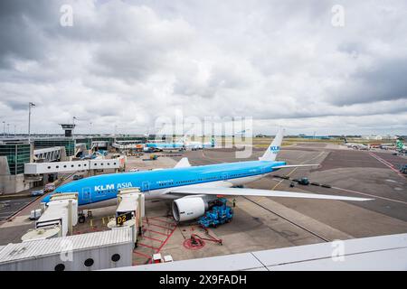 Un avion de ligne de KLM photographié près d'une porte d'embarquement à l'aéroport d'Amsterdam Schiphol, aux pays-Bas, en préparation pour un vol le 29 mai 2024 comme un autre avion d'origine Banque D'Images