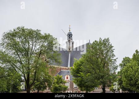 Église protestante Noorderkerk photographiée entre les arbres sur le côté du canal à Amsterdam, pays-Bas vu le 26 mai 2024. Banque D'Images