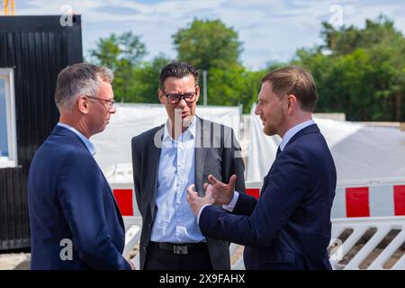 Erweiterungsbaustelle von Infineon in Dresde Infineon baut ein neues Werk in Dresde : Michael Kretschmer, Ministerpräsident des Freistaats Sachsen, BEI einem Baustellenbesuch im Gespräch mit Raik Brettschneider, Geschäftsführer Infineon Dresden, Thomas Richter, Geschäftsführer Infineon Dresde Dresde Sachsen Deutschland *** expansion Infineon chantier de construction à Dresde Infineon construit une nouvelle usine à Dresde Michael Kretschmer, ministre-président de l'État libre de Saxe, lors d'une visite sur le chantier en conversation avec Raik Brettschneider, directeur général d'Infineon Dre Banque D'Images