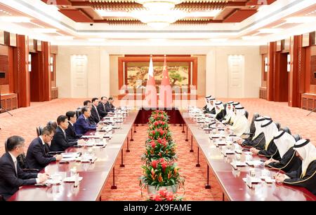 Pékin, Chine. 31 mai 2024. Zhao Leji, président du Comité permanent de l'Assemblée populaire nationale, rencontre le roi Hamad bin Isa Al Khalifa de Bahreïn à Pékin, capitale de la Chine, le 31 mai 2024. Crédit : Ding Haitao/Xinhua/Alamy Live News Banque D'Images