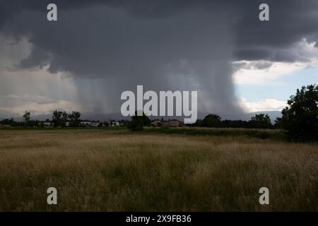 Tornade sur les champs cultivés, paysage plat Banque D'Images