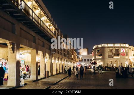 Doha, Qatar - 1er mai 2024 : Souq Waqif au cœur de Doha dans la soirée Banque D'Images