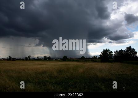 Tornade sur les champs cultivés, paysage plat Banque D'Images