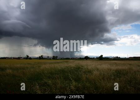 Tornade sur les champs cultivés, paysage plat Banque D'Images