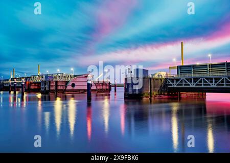 Coucher de poussière saharienne sur la barrière EMS près de Gandersum, Frise orientale, basse-Saxe, Allemagne Banque D'Images