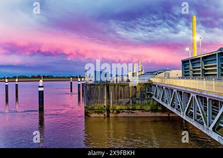 Coucher de poussière saharienne sur la barrière EMS près de Gandersum, Frise orientale, basse-Saxe, Allemagne Banque D'Images