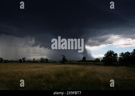 Tornade sur les champs cultivés, paysage plat Banque D'Images