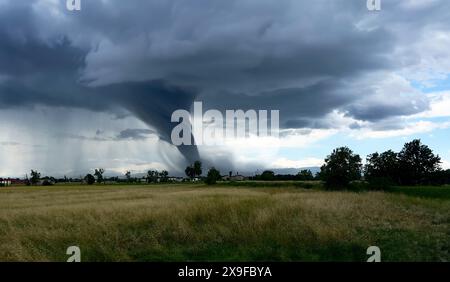 Tornade sur les champs cultivés, paysage plat Banque D'Images