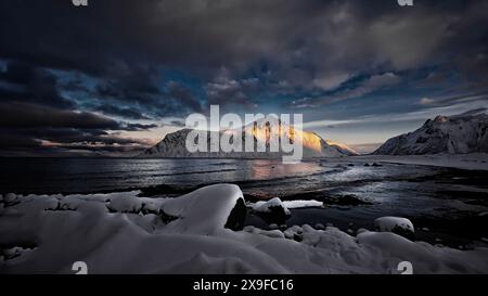 Paysage marin enneigé arctique en hiver, Lofoten, Lofoten et îles Vesteral, Nordland, Norvège Banque D'Images