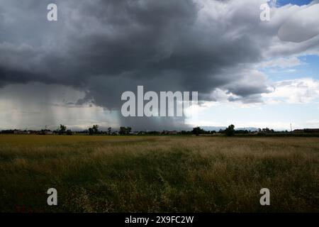 Tornade sur les champs cultivés, paysage plat Banque D'Images