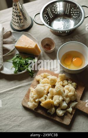 Vue aérienne du chou-fleur, oeuf, parmesan et herbes pour faire des crêpes de chou-fleur Banque D'Images