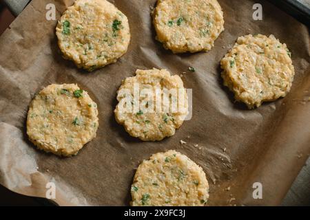 Vue aérienne du chou-fleur, fromage parmesan, œufs et crêpes aux herbes sur une plaque à pâtisserie Banque D'Images