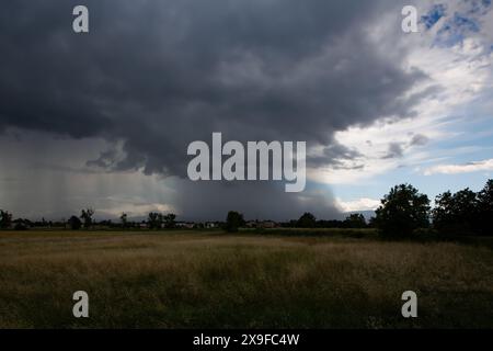 Tornade sur les champs cultivés, paysage plat Banque D'Images