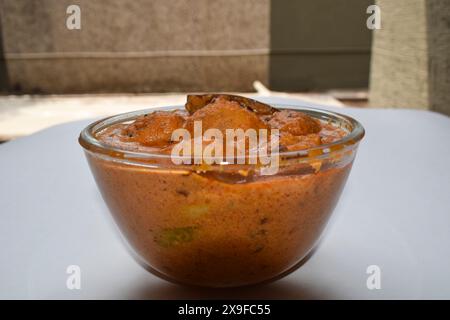 Délicieux Dum Aloo ou pommes de terre entières curry épicé est un Recette populaire de plat principal de l'Inde Banque D'Images