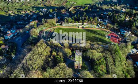 Vue aérienne du stade sportif local et du paysage urbain, Tortona, Alessandria, Piémont, Italie Banque D'Images