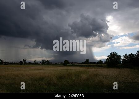 Tornade sur les champs cultivés, paysage plat Banque D'Images