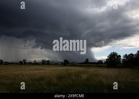 Tornade sur les champs cultivés, paysage plat Banque D'Images