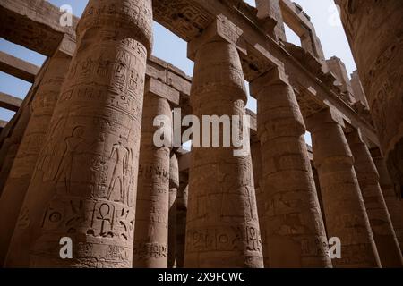 Gros plan de hiéroglyphes égyptiens sur colonnes, complexe du temple de Karnak, Louxor, Égypte Banque D'Images