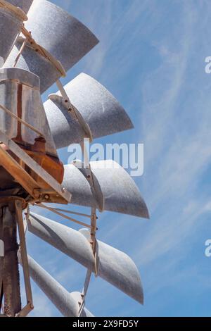 Gros plan des pales d'une pompe à vent en métal à l'ancienne, Australie occidentale, Australie Banque D'Images