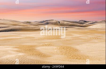 Coucher de soleil pastel sur les dunes de sable blanc, Lancelin, Australie occidentale, Australie Banque D'Images