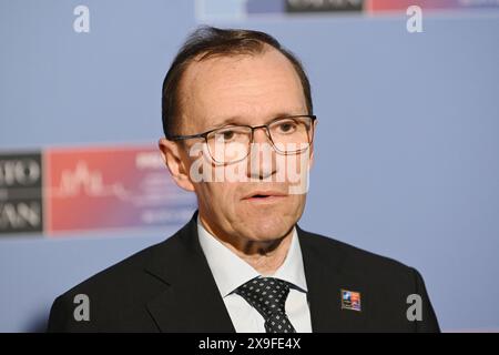 Prague, République tchèque. 31 mai 2024. Ministre des Affaires étrangères de la Norvège Espen Barth Eide vu avant le début de la deuxième journée de réunion informelle des ministres des Affaires étrangères de l'OTAN à Prague. Les ministres discutent principalement du soutien politique en faveur de l'Ukraine et des restrictions en matière d'armes imposées à l'Ukraine. Crédit : SOPA images Limited/Alamy Live News Banque D'Images