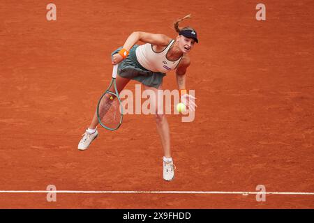 Paris, France. 31 mai 2024. Dayana Yastremska d'Ukraine sert contre Coco Gauff des États-Unis dans le match de troisième tour en simple féminin lors de la sixième journée de l'Open de France 2024 à Roland Garros le 31 mai 2024 à Paris. (Photo de QSP) crédit : QSP/Alamy Live News Banque D'Images