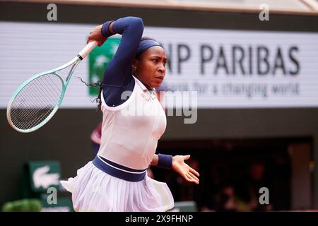 Paris, France. 31 mai 2024. Coco Gauff des États-Unis retourne un ballon contre Dayana Yastremska de l'Ukraine dans le match de troisième tour en simple féminin lors de la sixième journée de l'Open de France 2024 à Roland Garros le 31 mai 2024 à Paris, France. (Photo de QSP) crédit : QSP/Alamy Live News Banque D'Images