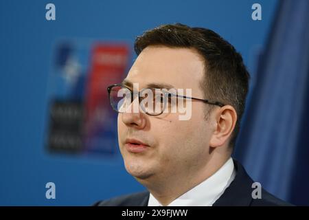 Prague, République tchèque. 31 mai 2024. Le ministre tchèque des Affaires étrangères Jan Lipavsky s'adresse aux médias après la réunion informelle des ministres des Affaires étrangères de l'OTAN à Prague. Une réunion informelle des ministres des Affaires étrangères des pays de l'OTAN s'est tenue à Prague. Il s'agit de la dernière réunion de haut niveau avant le sommet de Washington en juillet. Les ministres discutent principalement du soutien politique en faveur de l'Ukraine et des restrictions en matière d'armes imposées à l'Ukraine. Crédit : SOPA images Limited/Alamy Live News Banque D'Images