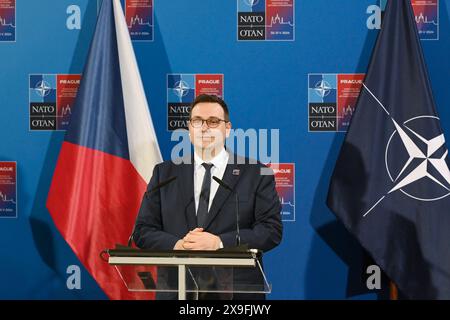 Prague, République tchèque. 31 mai 2024. Le ministre tchèque des Affaires étrangères Jan Lipavsky s'adresse aux médias après la réunion informelle des ministres des Affaires étrangères de l'OTAN à Prague. Une réunion informelle des ministres des Affaires étrangères des pays de l'OTAN s'est tenue à Prague. Il s'agit de la dernière réunion de haut niveau avant le sommet de Washington en juillet. Les ministres discutent principalement du soutien politique en faveur de l'Ukraine et des restrictions en matière d'armes imposées à l'Ukraine. Crédit : SOPA images Limited/Alamy Live News Banque D'Images