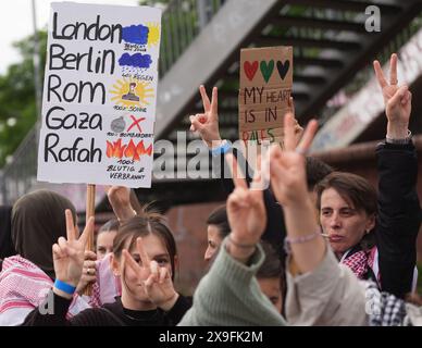 Hambourg, Allemagne. 31 mai 2024. Des manifestants pro-palestiniens brandissent des affiches au marché aux poissons de Pauli avant le début de la tournée électorale européenne de Bündnis 90/Die Grünen. Les élections européennes ont lieu le 9 juin. Crédit : Marcus Brandt/dpa/Alamy Live News Banque D'Images