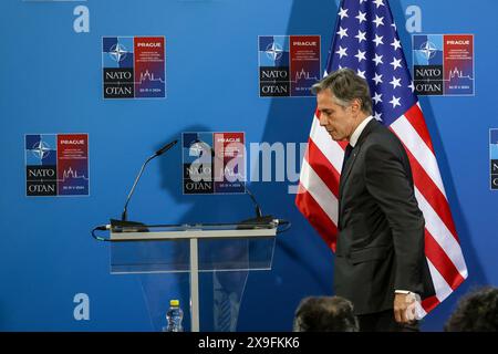 Prague, République tchèque. 31 mai 2024. Le secrétaire d'État des États-Unis, Antony Blinken, quitte une conférence de presse lors de la deuxième journée de la réunion informelle des ministres des Affaires étrangères de l'OTAN au palais de Hrzan. C'est la dernière réunion des représentants de l'OTAN avant le sommet de haut niveau de Washington. La réunion se concentre sur la guerre de la Russie en Ukraine et le soutien de l'OTAN à l'Ukraine. Crédit : SOPA images Limited/Alamy Live News Banque D'Images