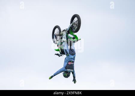 Squibb Freestyle EXTREME motocross fmx effectuant des cascades aériennes passionnantes et dangereuses au Royal Bath and West Show. Crédit John Rose/Alamy Live News Banque D'Images