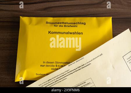 Stimmzettelumschlag (enveloppe de bulletin de vote) du Kommunalwahlen 2024 (élection municipale) à Dresde, Saxe. Documents de vote postaux en Allemagne. Banque D'Images