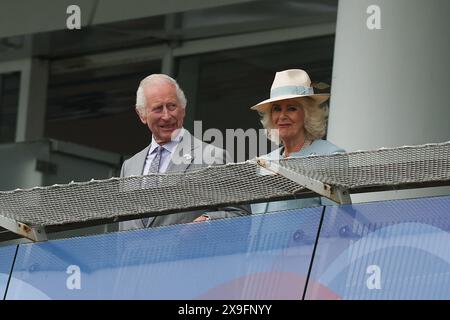 Epsom, Royaume-Uni. 31 mai 2024. Le roi Charles et la reine Camilla apparaissent sur le balcon de leur stand à Epsom Racecourse, Epsom, Royaume-Uni, le 31 mai 2024. Photo de Ken Sparks. Utilisation éditoriale uniquement, licence requise pour une utilisation commerciale. Aucune utilisation dans les Paris, les jeux ou les publications d'un club/ligue/joueur. Crédit : UK Sports pics Ltd/Alamy Live News Banque D'Images