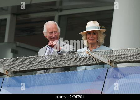 Epsom, Royaume-Uni. 31 mai 2024. Le roi Charles et la reine Camilla apparaissent sur le balcon de leur stand à Epsom Racecourse, Epsom, Royaume-Uni, le 31 mai 2024. Photo de Ken Sparks. Utilisation éditoriale uniquement, licence requise pour une utilisation commerciale. Aucune utilisation dans les Paris, les jeux ou les publications d'un club/ligue/joueur. Crédit : UK Sports pics Ltd/Alamy Live News Banque D'Images