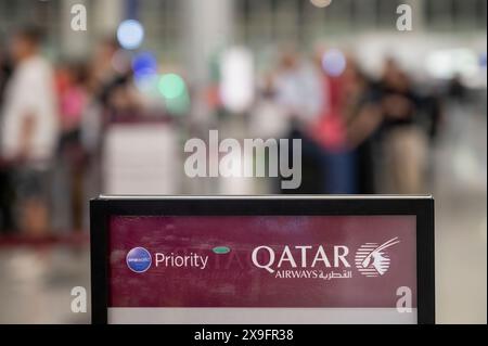 Hong Kong, Chine. 31 mai 2024. Un panneau de Qatar Airways, la compagnie aérienne nationale du Qatar, indiquant la ligne prioritaire à l'aéroport international Chek Lap Kok. (Photo de Budrul Chukrut/SOPA images/Sipa USA) crédit : Sipa USA/Alamy Live News Banque D'Images