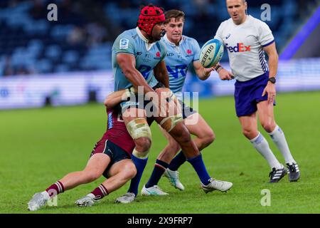 Sydney, Australie. 31 mai 2024. Langi Gleeson des Waratahs est attaqué lors du match Super Rugby Pacific 2024 Rd15 entre les Waratahs de NSW et les Reds du QLD à l'Allianz Stadium le 31 mai 2024 à Sydney, Australie crédit : IOIO IMAGES/Alamy Live News Banque D'Images