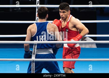 Bangkok, Thaïlande. 31 mai 2024. Zeyad Eashash (Rouge) de Jordanie vu en action contre Aidan Walsh (Bleu) d'Irlande lors de la route de boxe vers Paris 2ème tournoi mondial de qualification au stade Huamark. Zeyad Eashash, de Jordanie, a obtenu un quota de boxe de 71 kg aux Jeux Olympiques de 2024 à Paris après avoir vaincu Aidan Walsh, d’Irlande. Crédit : SOPA images Limited/Alamy Live News Banque D'Images