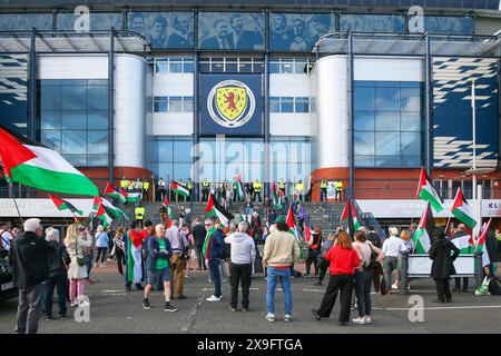 Glasgow, Royaume-Uni. 31 mai 2024. Une manifestation pro-palestinienne et anti-israélienne a eu lieu devant le stade de football de Hampden Park à Glasgow, en Écosse, avant le match international de football Ecosse contre Israël SWFA. Par mesure de précaution, et pour éviter les perturbations, la SWFA a annulé tous les billets des supporters et le match a été joué à huis clos. Crédit : Findlay/Alamy Live News Banque D'Images