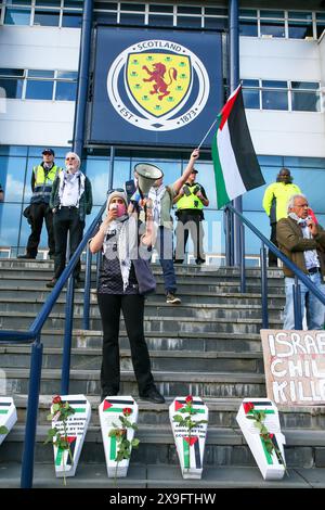 Glasgow, Royaume-Uni. 31 mai 2024. Une manifestation pro-palestinienne et anti-israélienne a eu lieu devant le stade de football de Hampden Park à Glasgow, en Écosse, avant le match international de football Ecosse contre Israël SWFA. Par mesure de précaution, et pour éviter les perturbations, la SWFA a annulé tous les billets des supporters et le match a été joué à huis clos. Crédit : Findlay/Alamy Live News Banque D'Images