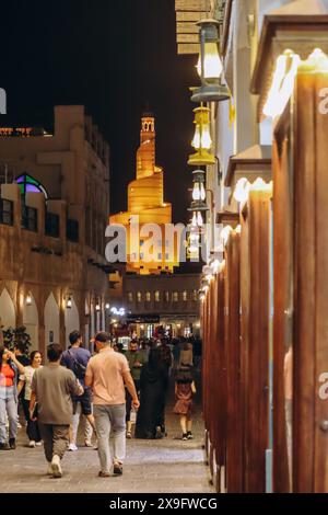 Doha, Qatar - 1er mai 2024 : Souq Waqif au cœur de Doha dans la soirée Banque D'Images