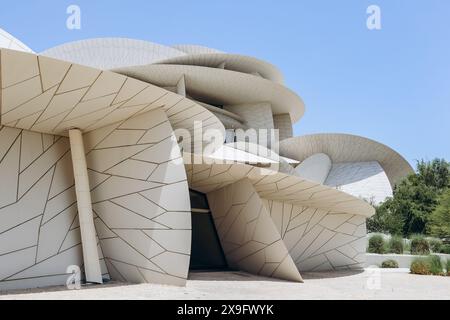 Le Musée national du Qatar à Doha, ouvert au public en 2019. Le bâtiment a été conçu par l'architecte Jean nouvel qui s'est inspiré du désert Banque D'Images