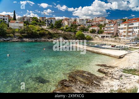 Strand in Okrug Gornji Der Mavarstica Strand in Okrug Gornji, Insel Ciovo BEI Trogir, Kroatien, Europa Mavarstica plage in Okrug Gornji, Ciovo Island Banque D'Images