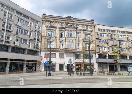 Lodz, Pologne - 14 avril 2024 : vue sur les bâtiments de la place de la liberté. Banque D'Images