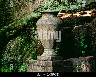 vieux vase en pierre antique debout dans le jardin Banque D'Images