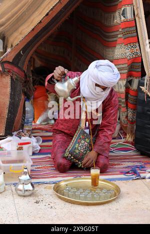 Thé à la menthe algérien en préparation à Taghit dans l'ouest de l'Algérie Banque D'Images