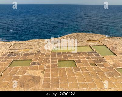 Célèbre attraction touristique dans l'île de Gozo les salines dans la baie de Xwejni, Xwejni, île de Gozo une partie des îles de Malte. Banque D'Images